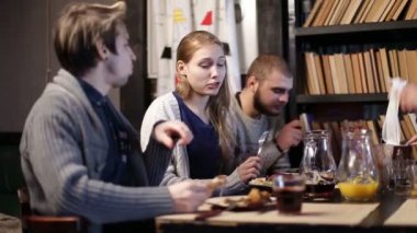 Kafede birlikte yemek paylaşımı genç grup