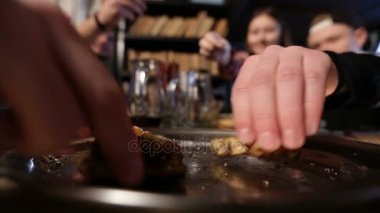 Izgara tavuk kanadı kafe tepsiden alarak