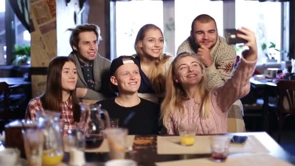 Mutlu hipsters selfie kafede cep telefonu ile yapıyor — Stok video