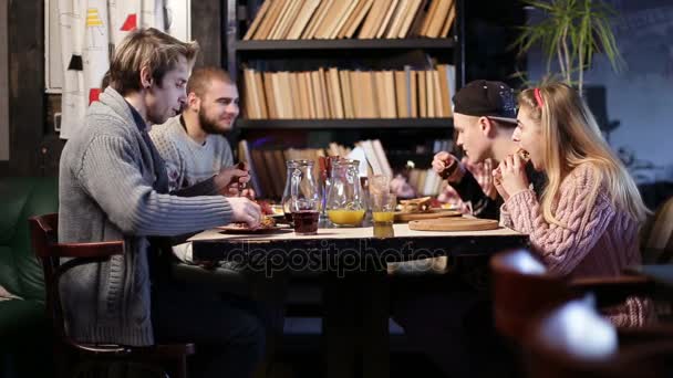 Groep college vrienden samen eten van de lunch — Stockvideo