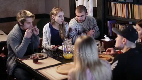 时髦青少年享受零食一起在咖啡馆 — 图库视频影像