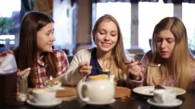 Çekici kız dışarı restoranda soğutma