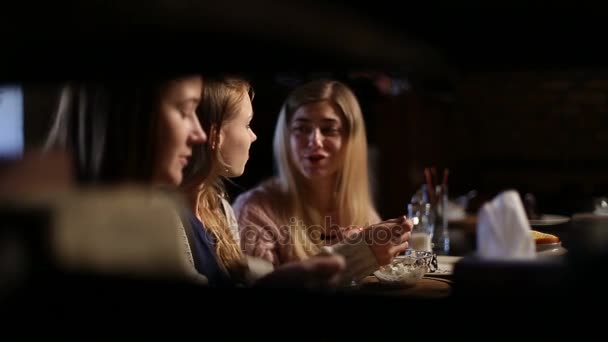 Група дівчат зустрічаються на обід в ресторані — стокове відео