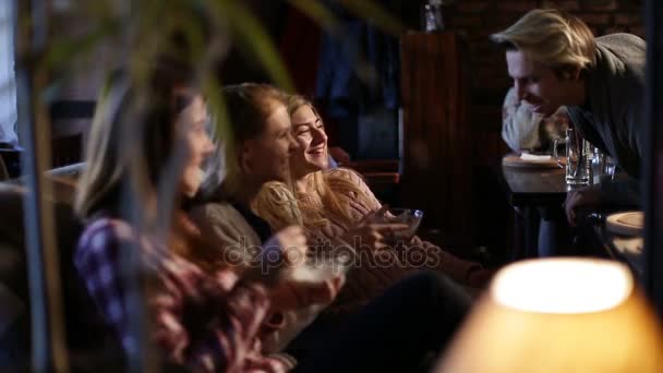 Meninas alegres desfrutando de tempo juntos no café de arte — Vídeo de Stock