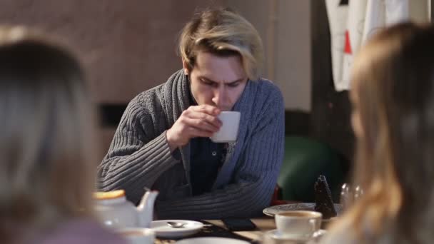 Jeune hipster naviguant sur Internet sur smartphone — Video