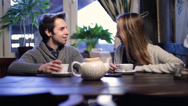 Ρομαντικό ζευγάρι πόσιμο τσάι στο εστιατόριο — Αρχείο Βίντεο