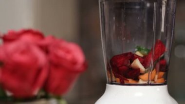 Kadın sebze ve meyve blender içine ekleme