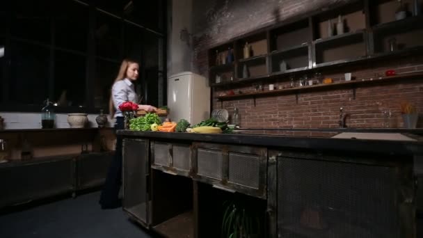 Sevimli kadın mutfakta Smoothie hazırlık — Stok video