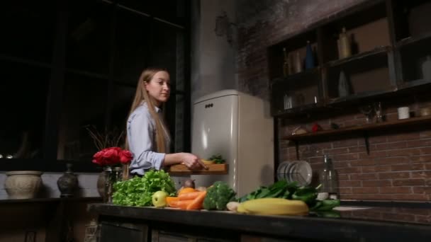 Young woman cooking healthy smoothie in kitchen — Stock Video