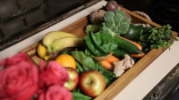 Κάτοψη των φρέσκων φρούτων και λαχανικών στο δίσκο — Αρχείο Βίντεο