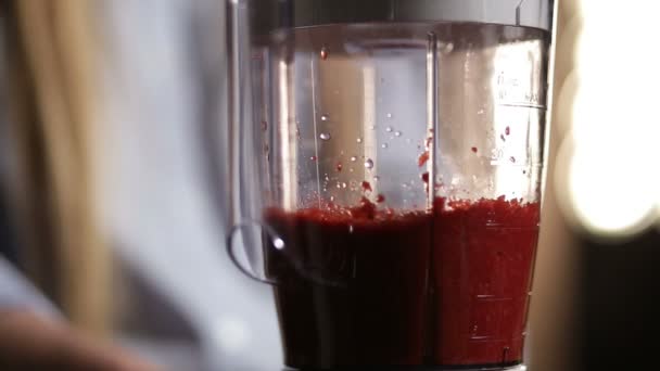 Zbliżenie blender jug shaker Dokonywanie buraków smoothie — Wideo stockowe