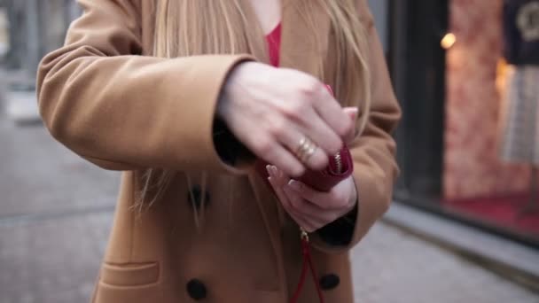 Elegante dames hand openen rode portemonnee buitenshuis — Stockvideo