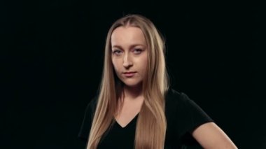 Seksi genç güzel kadın kamera ile flört