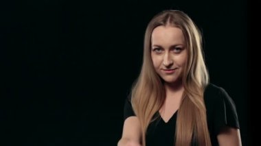 Mutlu çekici kadın el izole çağırıyor