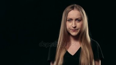 Kızgın çekici kadın öfkeyle bağırıyor