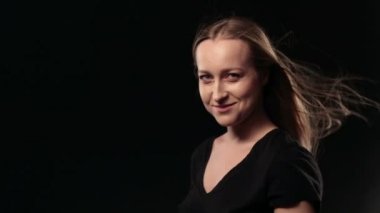 Uçan saçlı güzel sarışın portresi