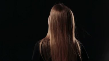 Onu kollamaya gülümseyen güzel kadın