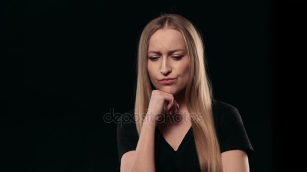 聪明头脑的女人，用凸起的手指有想法 — 图库视频影像