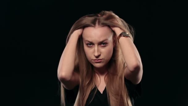 Mujer joven estresada pensando en el problema — Vídeos de Stock