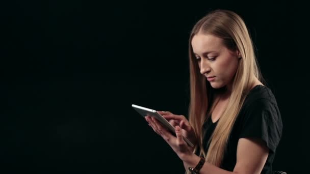 Ung kvinnlig professionell drift sin TabletPC — Stockvideo