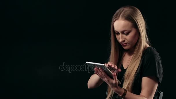 Mujer joven y confiada con la tableta PC aislada — Vídeos de Stock