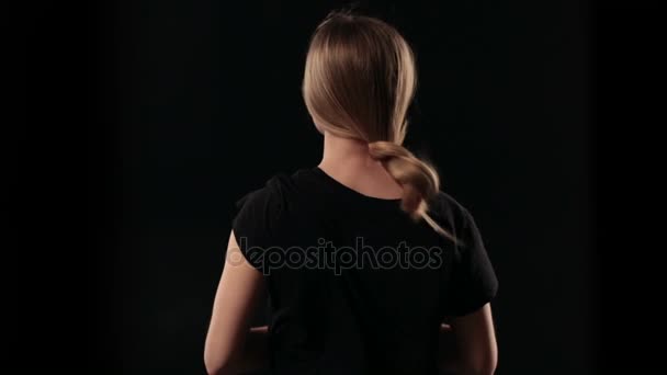 Vue de dos femme laissant tomber les cheveux raides blonds — Video