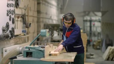 Usta kesme ahşap tahta daire testere ile