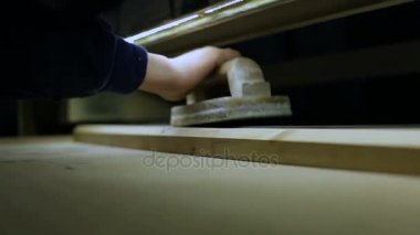 Sabit yatay bant zımpara üzerinde çalışmaya marangoz
