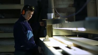 Ahşap tahta ile kemer sander zımpara marangoz