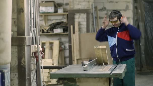 Geschickter Schreiner schneidet Holz mit Kreissäge — Stockvideo