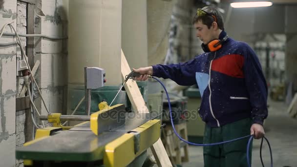 Ξυλουργός χρησιμοποιώντας πιστόλι ακροφύσια αέρα για να καθαρίσετε το χώρο εργασίας — Αρχείο Βίντεο