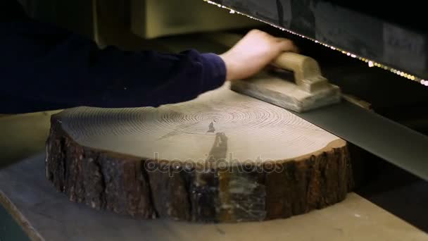 Fatia de log de lixamento de carpinteiro com moedor de banda — Vídeo de Stock
