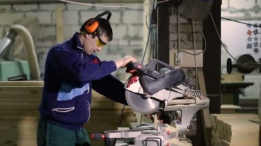 Marangoz kesme ahşap gönye sürme ile gördüm