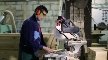 Profesyonel marangoz kesme tahtası işaretleme