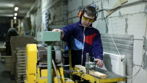 Carpenter vrtání děr v palubní desce s stolní vrtačka — Stock video