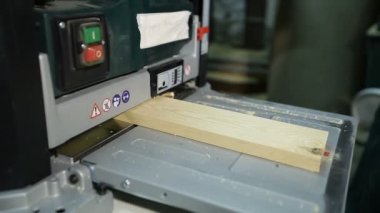 Esnaf makine atölyesinde rende ile çalışma