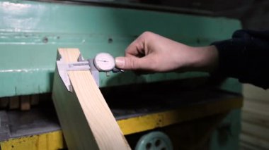 Ahşap atölyesinde ölçme kaliperler marangoz