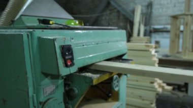 Makine rende ile tahta planya marangozlar