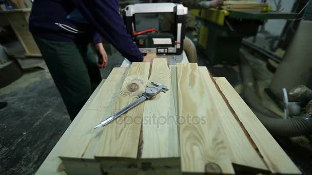 Carpinteiros pranchas de aplainamento com máquina de aplainamento — Vídeo de Stock