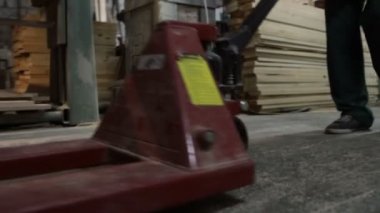 Marangoz el ile forklift palet ile çalışma