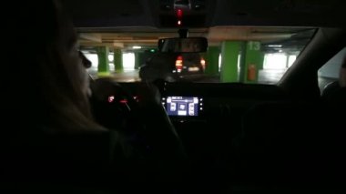 Yeraltı otopark araba güzel kadın