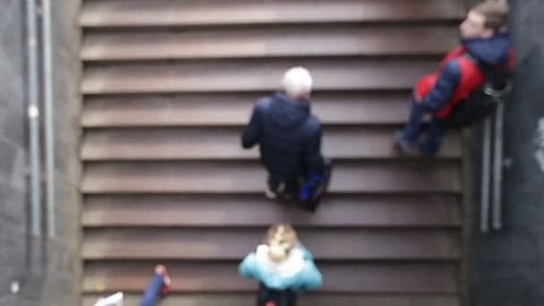 Размытые люди поднимаются по лестнице станции метро — стоковое видео