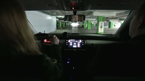 Женщина-водитель ищет свободное место на парковке — стоковое видео