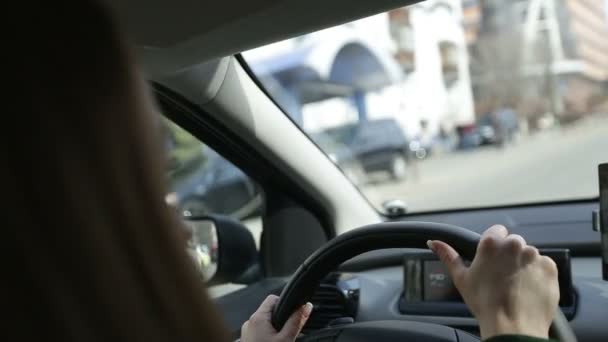 Bella donna guida auto attraverso la città moderna — Video Stock