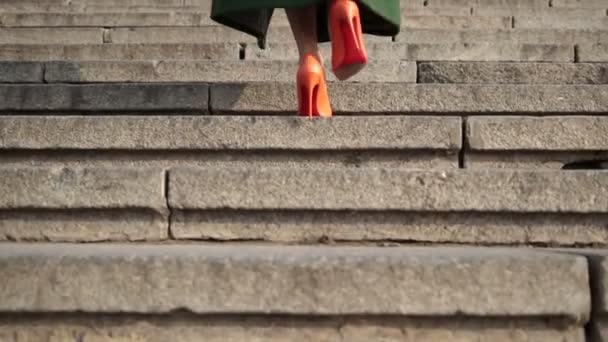 Piernas femeninas caminando arriba en la escalera de piedra — Vídeos de Stock