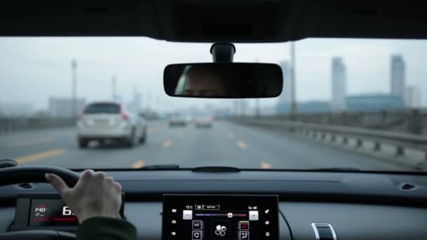Женщина водит машину по мосту при дневном свете — стоковое видео