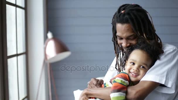 Afro-americano pai abraçando seu filho — Vídeo de Stock