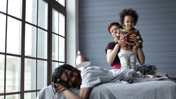 Щаслива міжрасова сім'я проводить дозвілля вдома — стокове відео