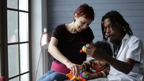 Sorrindo família interracial aproveitando o tempo juntos — Vídeo de Stock