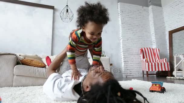 Щасливий батько виховує свого милого сина вдома — стокове відео
